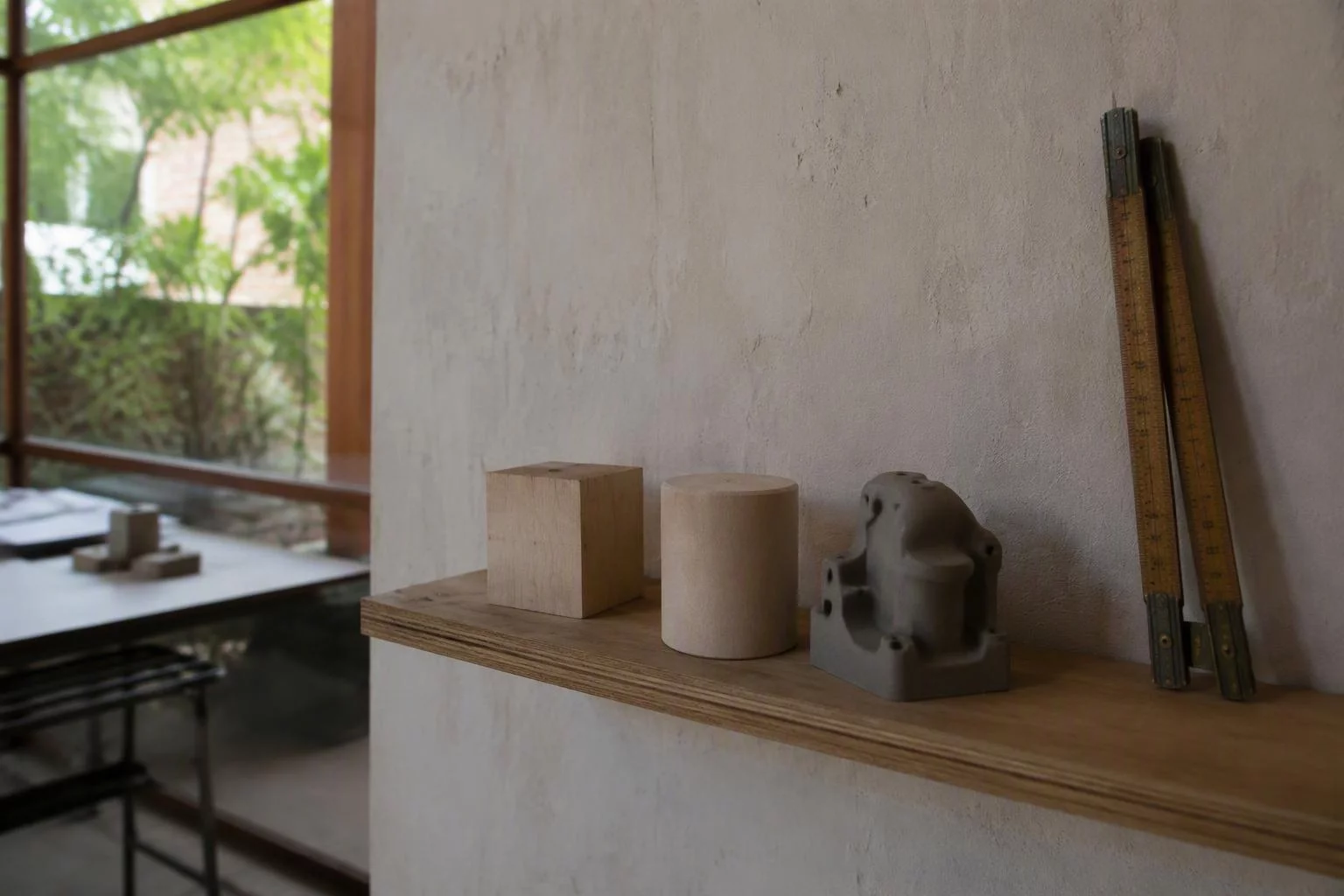 Prateleira com maquetes físicas usadas como referência de escala